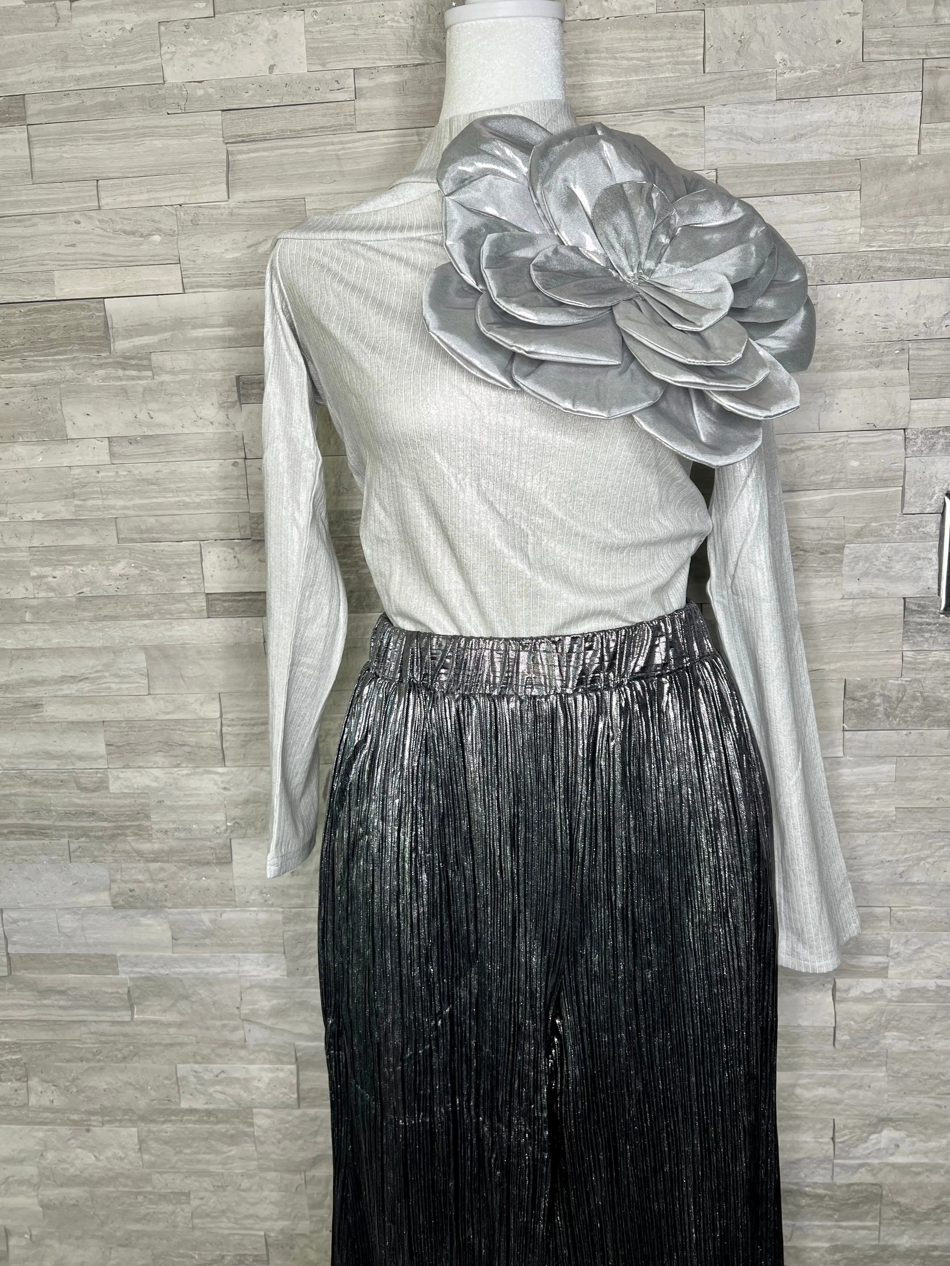 OVERSIZED FLOWER METALLIC SWEATER