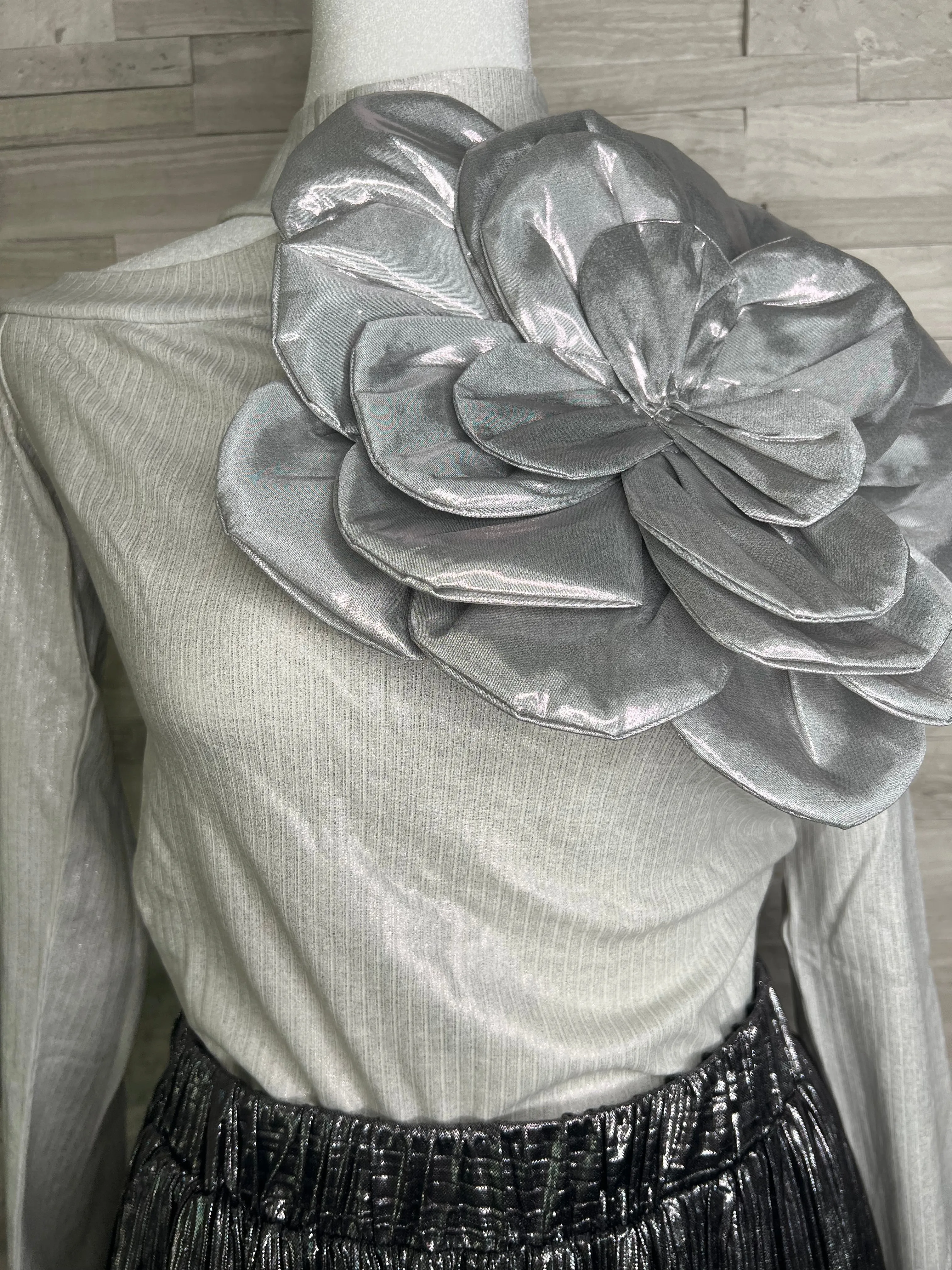 OVERSIZED FLOWER METALLIC SWEATER