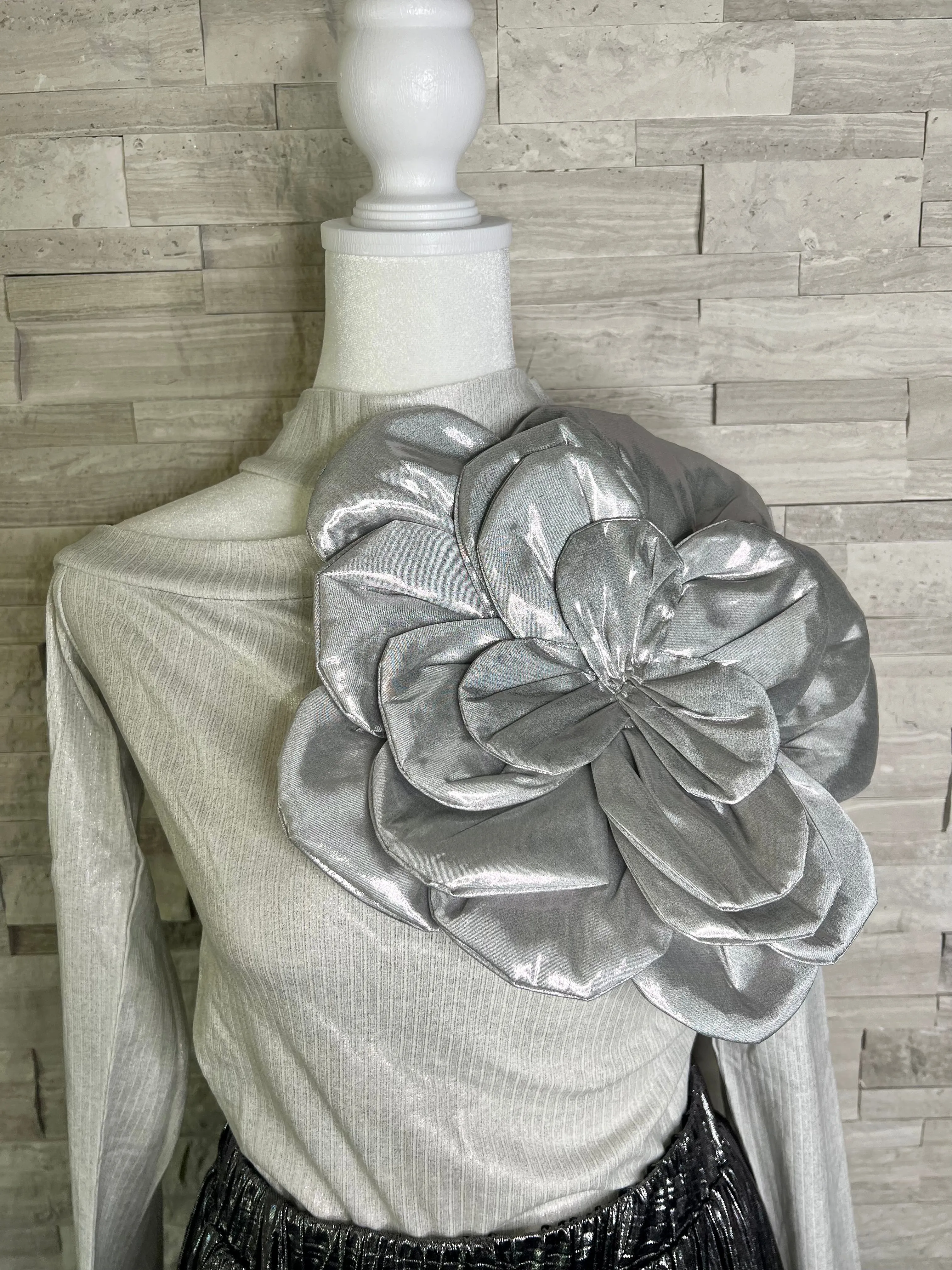 OVERSIZED FLOWER METALLIC SWEATER